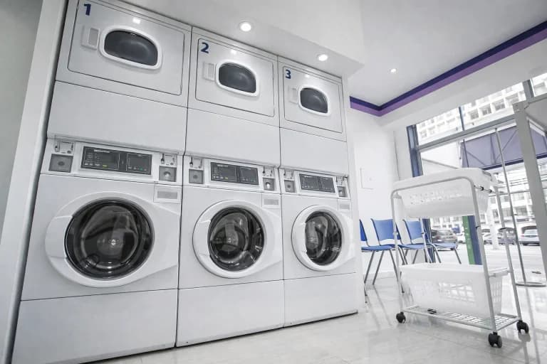 É possível abrir uma lavanderia com pouco dinheiro? Conheça as microfranquias